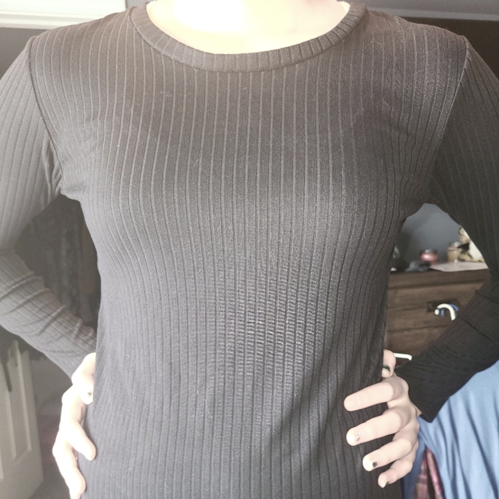 Ribbed long sleeve shirt.